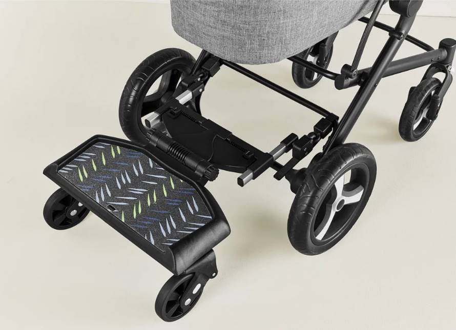 Dostawka do wózka Lupilu zamontowana przy wózku z gondolą, platforma dla dziecka.